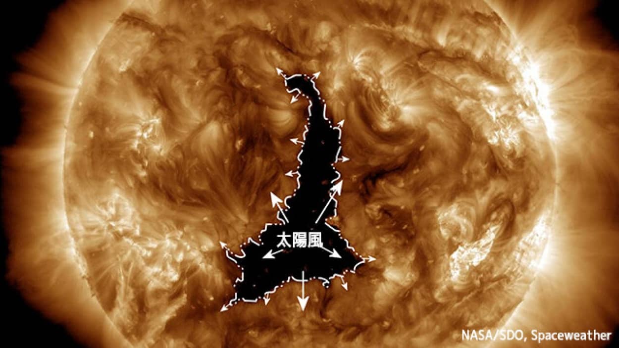 太陽に巨大な穴が出現、超高速の太陽風を噴出