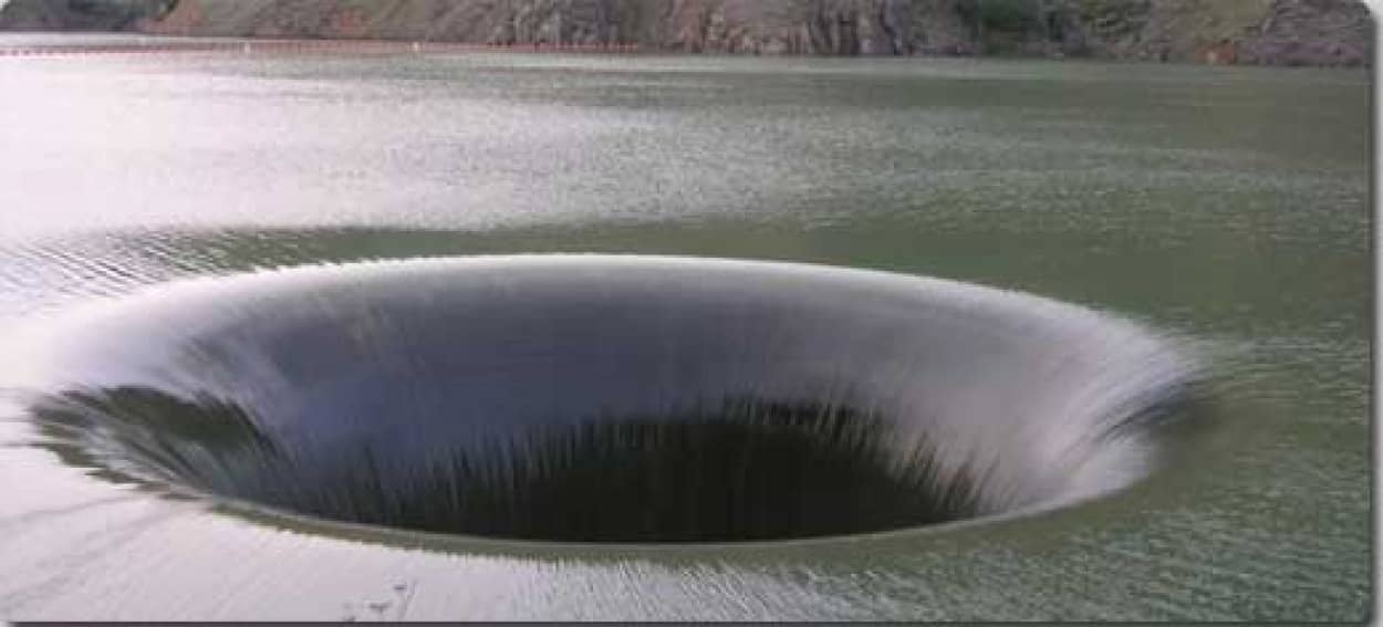 吸い込まれそうでクセになる 水中のブラックホール ダム穴 の世界 カラパイア