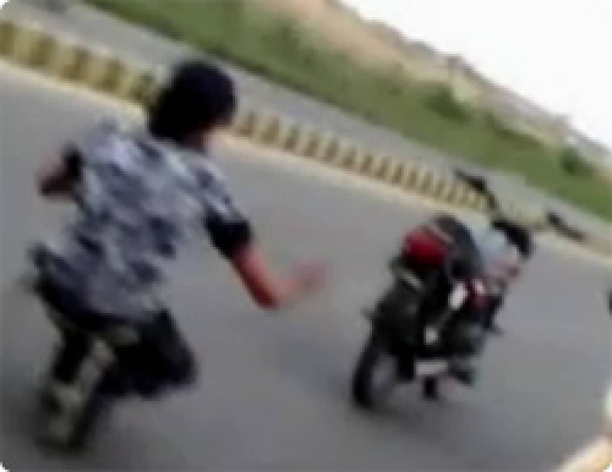 動画 これは何技 後ろから無人バイクを操る男 カラパイア