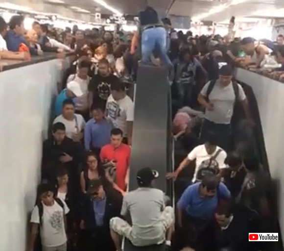 地下鉄駅がカオス化。混みすぎてエスカレーターを上がってもどん詰まり。押し戻されて大変なことに（メキシコ）