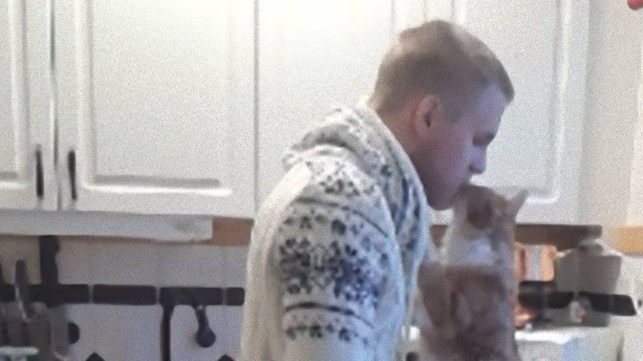 お出かけの前の儀式のイチャコラ 飼い主にキスをせまる猫のかわいさよ カラパイア お出かけの前の儀式のイチャコラ 飼い主にキスをせまる猫のかわいさよ カラパイア