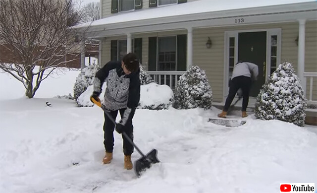 高校アメフト部員たちが、地域住人宅を雪かき。40人で5～7時間無料奉仕