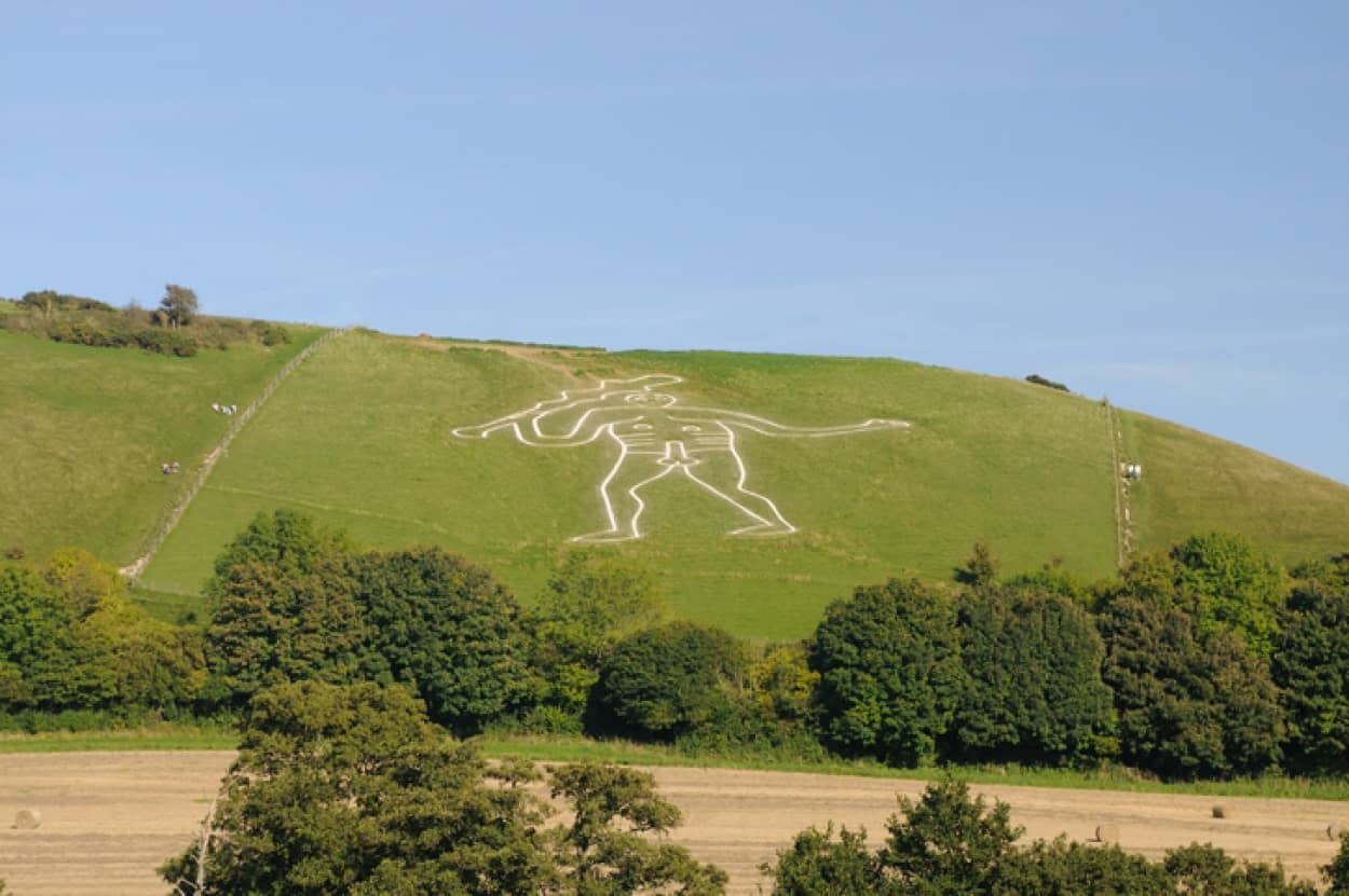 イギリスの謎めいた地上絵「サーン・アバスの巨人」は誰を描いたものなのか？