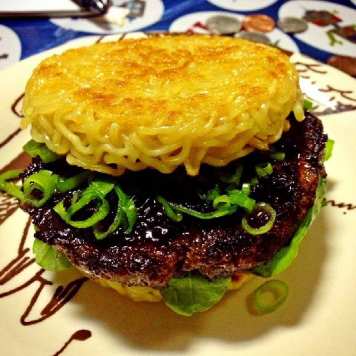日系アメリカ人プロデュース バンズが丸ごとラーメンになった 醤油ラーメンバーガー がニューヨークで大ヒット カラパイア 日系アメリカ人プロデュース バンズが丸ごとラーメンになった 醤油ラーメンバーガー がニューヨークで大ヒット カラパイア