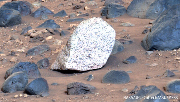 こ、これは！？火星で1つだけ異常に明るい謎の岩をNASAの探査車が発見
