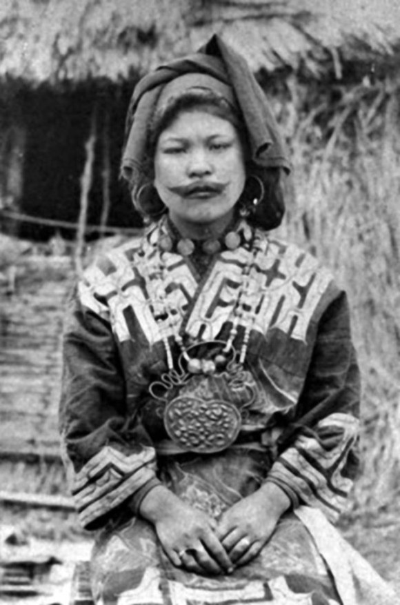 結婚後は唇の周りに髭を模した刺青を入れる アイヌ女性に伝わる伝統文化を記録した写真 カラパイア