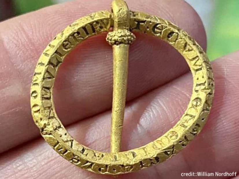 魔除け呪文が刻まれた黄金のブローチを発見no title