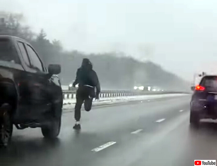 高速道路を走行中に気を失ったドライバーに気がついた男性が決死の救助