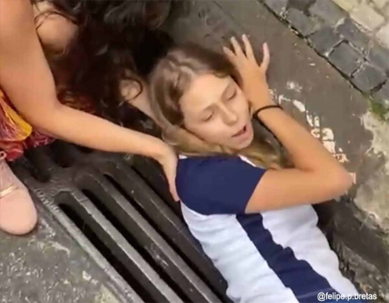 少女が排水溝から子猫を救う