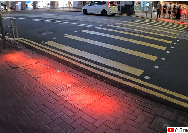 歩きスマホ対策、信号が赤の間は足元が赤く光る装置を横断歩道に試験導入