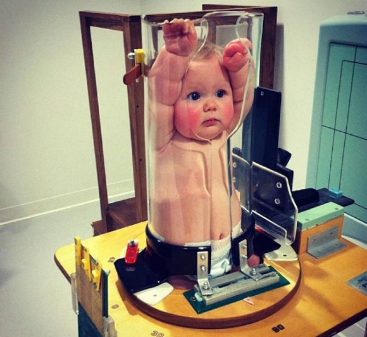 こ これは 巨大試験管めいた容器に入っている赤子の正体は カラパイア