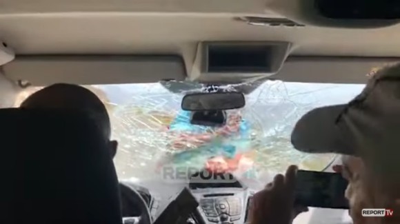 レストラン経営者が苦情を訴えた観光客に激怒 車に飛び乗りフロントガラスをたたき割る アルバニア共和国 カラパイア