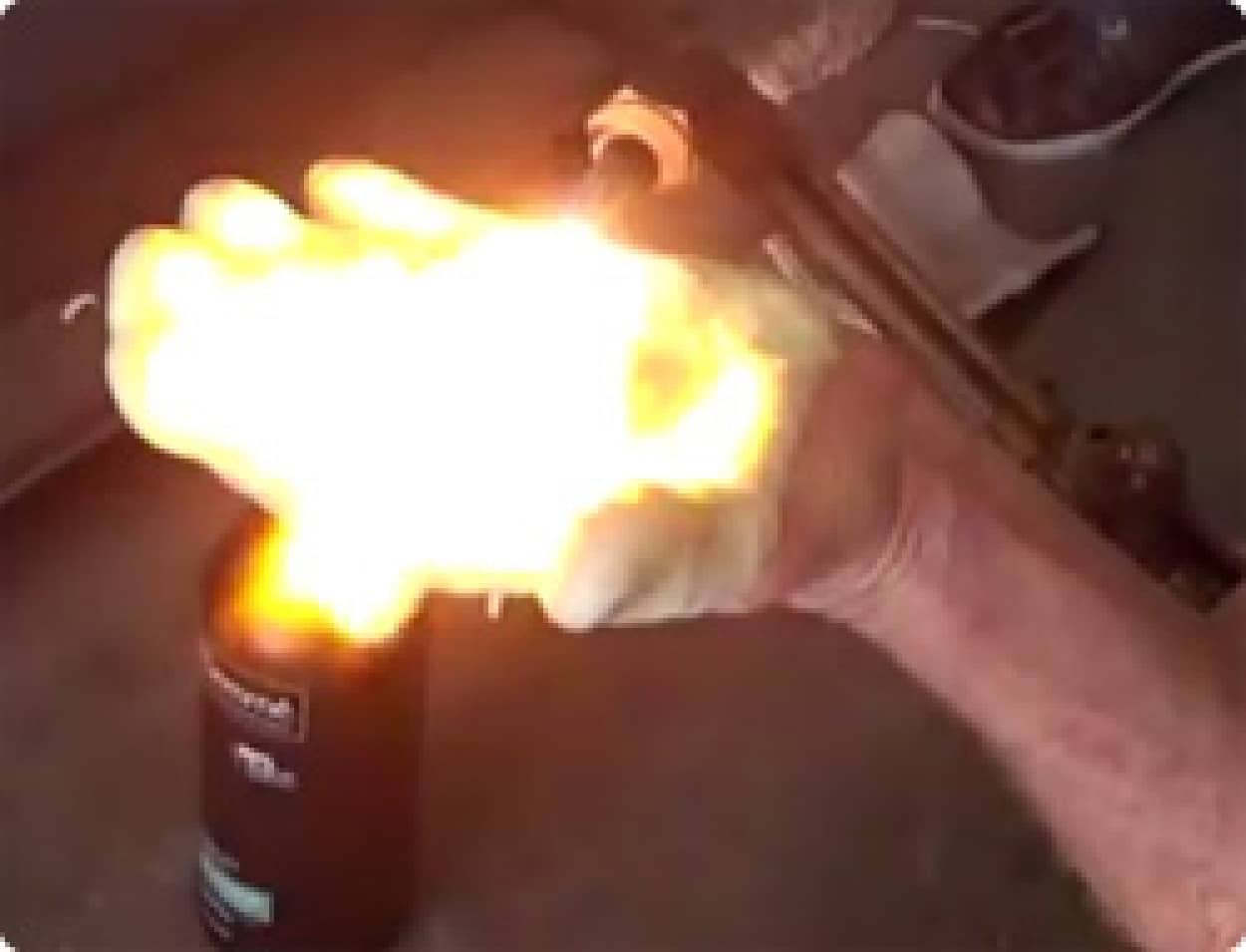 動画 鉄をも焼き切る超高温バナーの炎を完全に遮断する泡が凄い カラパイア