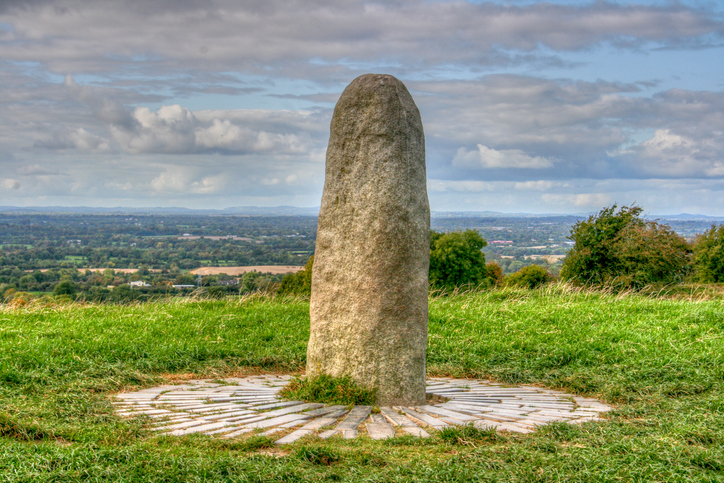 海外でも迷惑行為が。アイルランドを象徴する「運命の石」に何者かが落書き