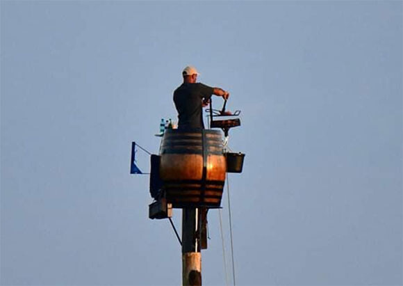 上空25メートルに設置した小さな樽の中で70日以上暮らす男性。まだ一度も降りていない（南アフリカ）