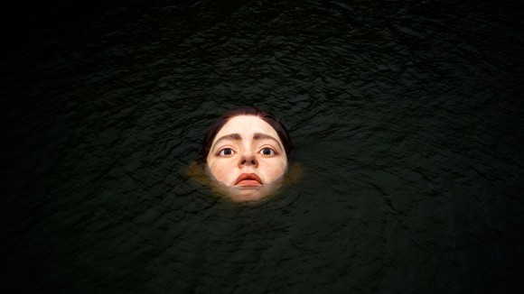川の中から浮かびあがった巨大な女性の顔。その正体は？