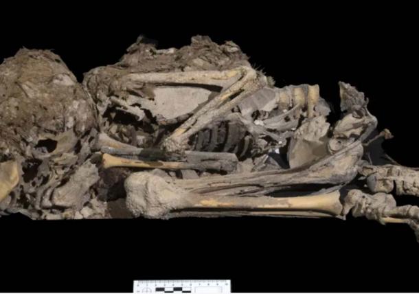 恐怖の洞窟で発見された子供の遺骨