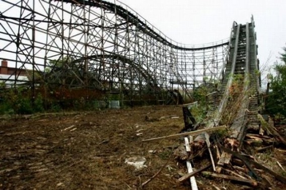 異形生物がライドしてそうな廃墟遊園地にあるローラーコースター カラパイア