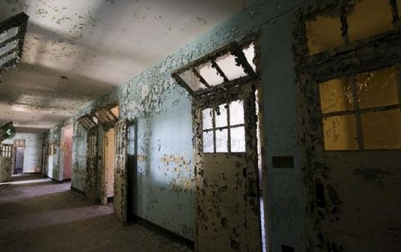 news_inside_abandoned_insane_asylum_10