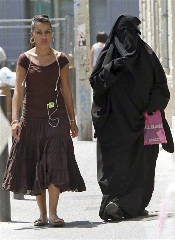 イスラム教徒の人々は公共の場で女性はどんな服装がふさわしいと考えているのか？ カラパイア