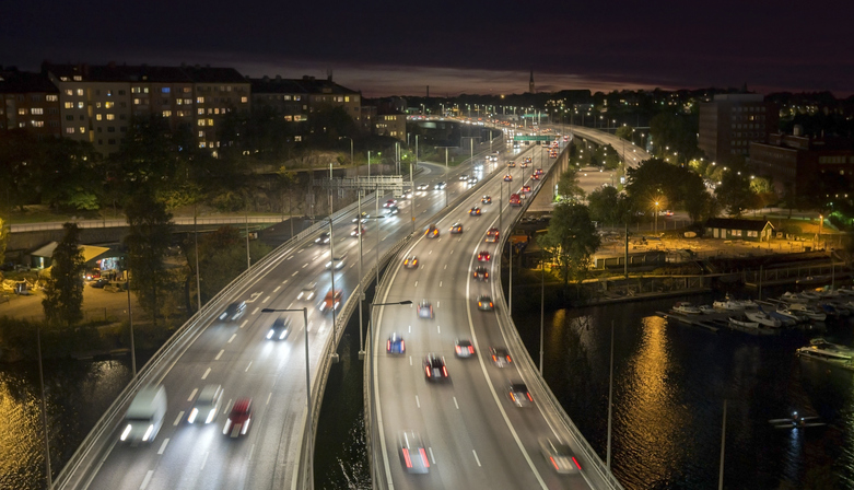 走行しながら電気自動車を充電できる高速道路をスウェーデンで建設中