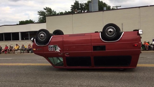 上下逆の車をカスタマイズ。ひっくり返ったまま走る