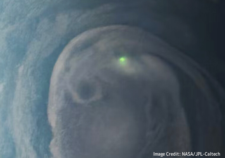 木星の北極付近でキラリと光る神秘的な緑色の稲妻を激写（NASA）