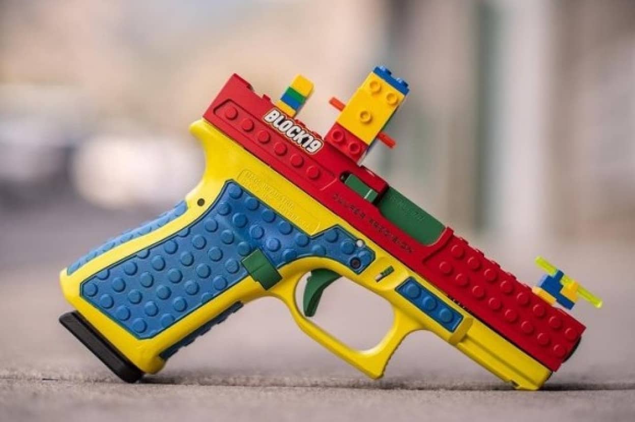 レゴそっくりの本物の銃が販売され波紋を呼ぶ(アメリカ)