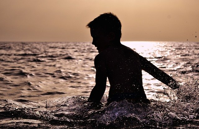 7歳少年が父と妹を助けるため1時間も川を泳ぎ続け救助を求める