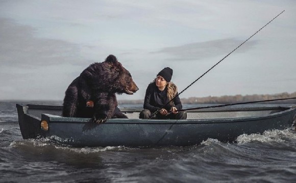 オンリーロシア？サファリパークから保護したクマをペットにした女性、共通の趣味「釣り」を楽しむ