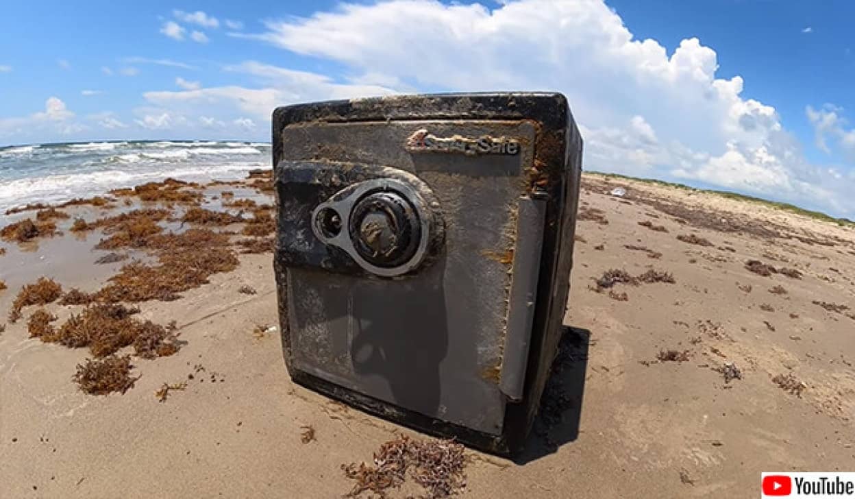 頑丈な金庫が浜辺に流れ着く、中に入っていたものは