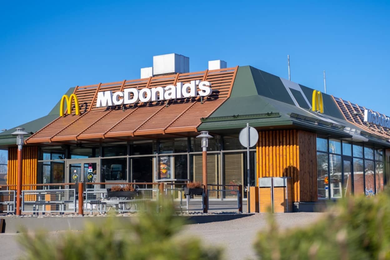 3歳の子が母親が居眠りをしている間に一人でマクドナルドに行ってしまう