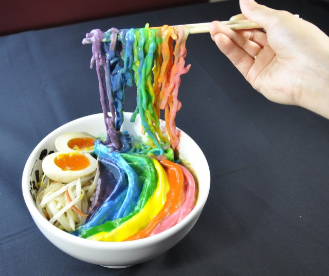 麺に絡むよレインボー どさん子ラーメンが期間限定で販売中の7色チーズの カレーラーメン カラパイア 麺に絡むよレインボー どさん子ラーメンが期間限定で販売中の7色チーズの カレーラーメン カラパイア