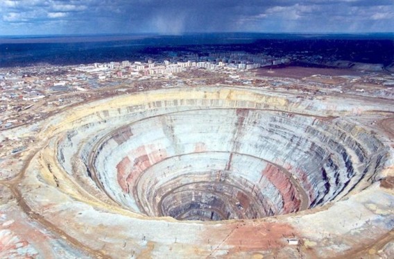 地球に開いた巨大な穴 世界最大級のダイヤモンド採掘穴 ロシア ミール鉱山 カラパイア 地球に開いた巨大な穴 世界最大級のダイヤモンド採掘穴 ロシア ミール鉱山 カラパイア