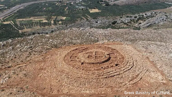 ミノタウロスの故郷、クレタ島で発見された4000年前の迷路のような謎の円形建造物