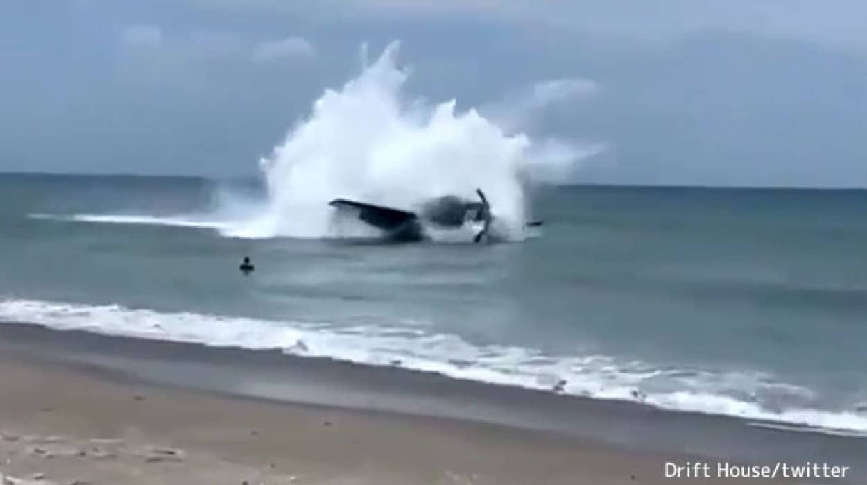 タイムスリップ事案か？第二次世界大戦時の米海軍の雷撃機がビーチに墜落するという仰天ハプニング、その理由は？