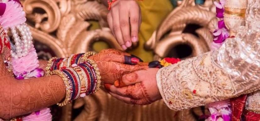 hand-holding-gea5d0d09d_640_e