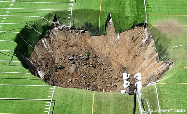 これは怖い！サッカー場に突如巨大な陥没穴が出現、電灯や芝飲み込まれていく