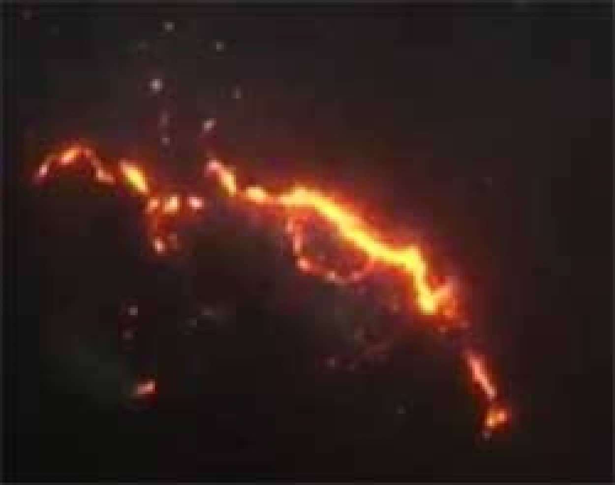 水中でも火花を散らしグツグツと煮えたぎる ハワイの枕状溶岩 カラパイア