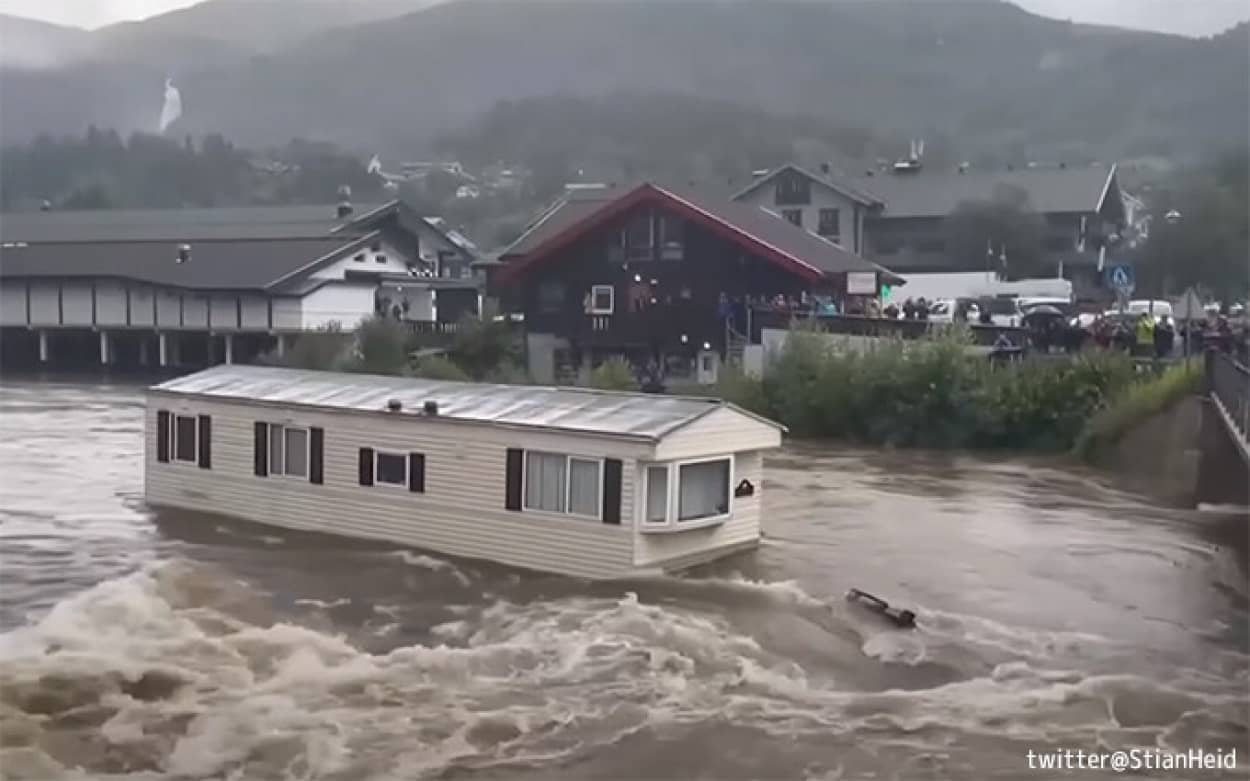 移動式住宅が洪水で川に流され橋に激突
