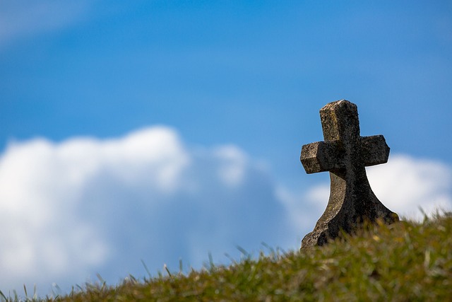 土葬した人間の遺体が分解するのにどれくらい時間がかかるのか？