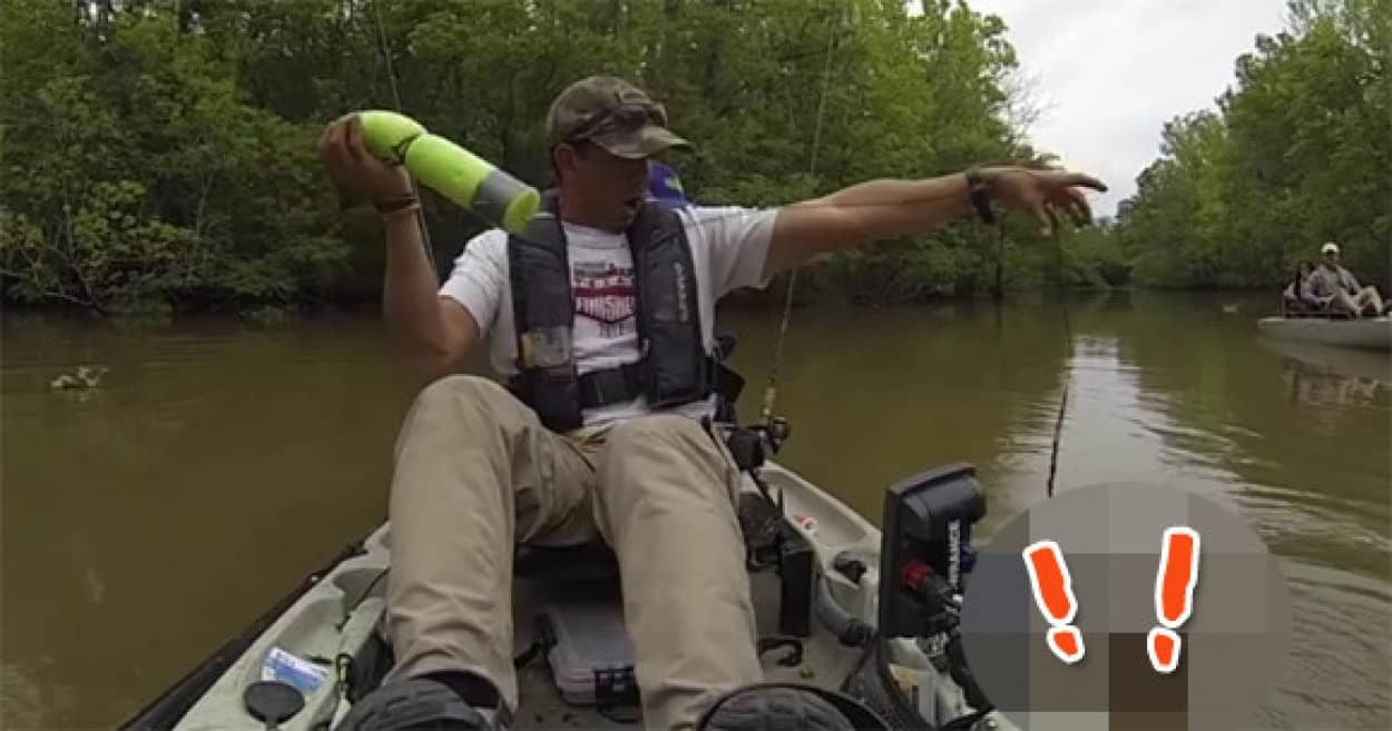 そりゃ全力で漕ぐわ ナマズかと思って釣り上げてみると カラパイア そりゃ全力で漕ぐわ ナマズかと思って釣り上げてみると カラパイア