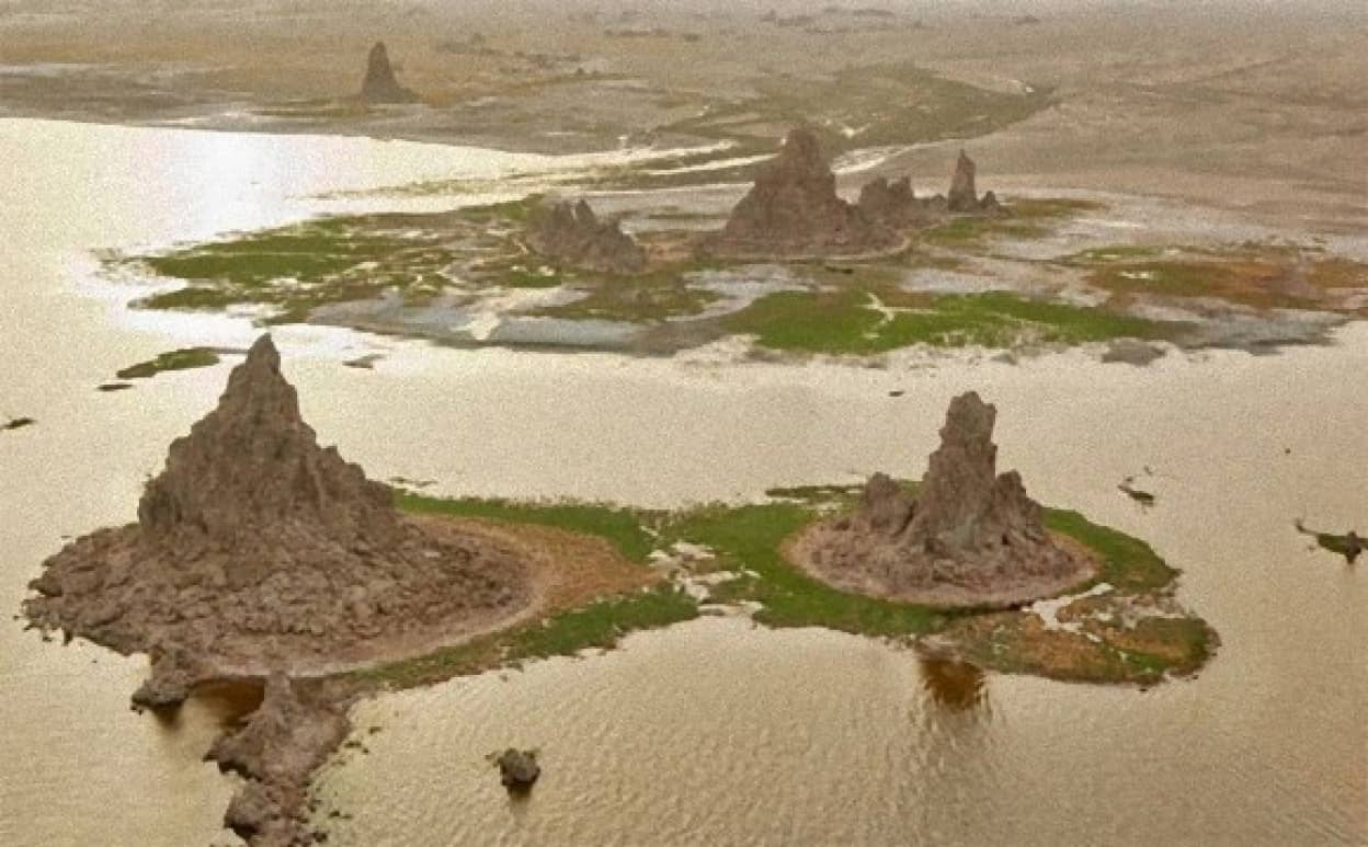 地球上の異世界 映画 猿の惑星 のような光景が広がる塩湖 アッベ湖 周辺を訪ねて カラパイア