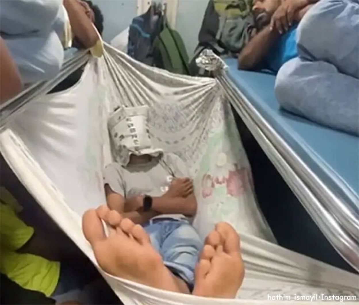 インドの満員列車でシーツでハンモックを作り寝場所を確保した男性