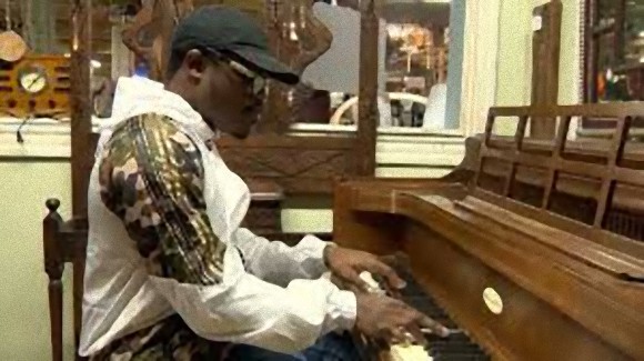 その演奏はあまりにも素晴らしかった。男性客が店のピアノを弾いたところ、感動した店主がピアノをプレゼント（アメリカ）