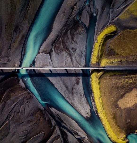 黒砂と氷河と苔を横切るアイスランドの橋