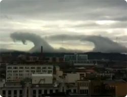 動画 地面から雲が生えてきた 波のような形をした奇妙な雲 ケルビン ヘルムホルツ雲 が観測される アメリカ カラパイア