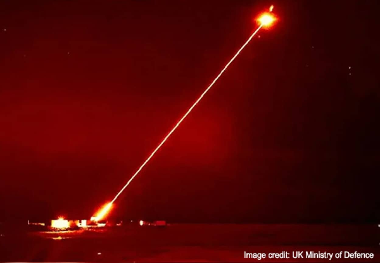 機密解除されたイギリス軍の最新レーザー兵器が標的を撃墜する映像