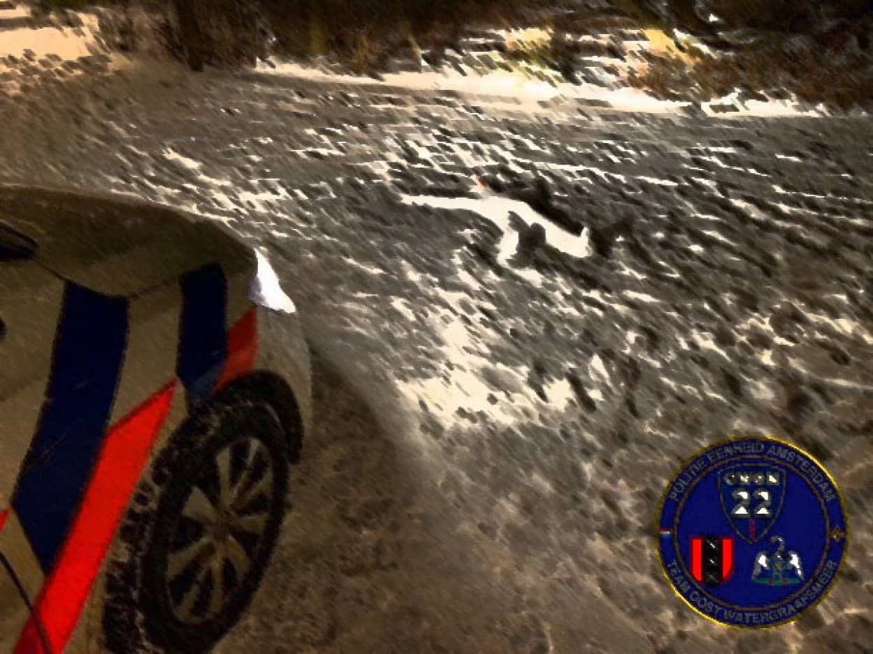 殺人事件か?事故か?雪の上に横たわる人らしきもの、その正体は?