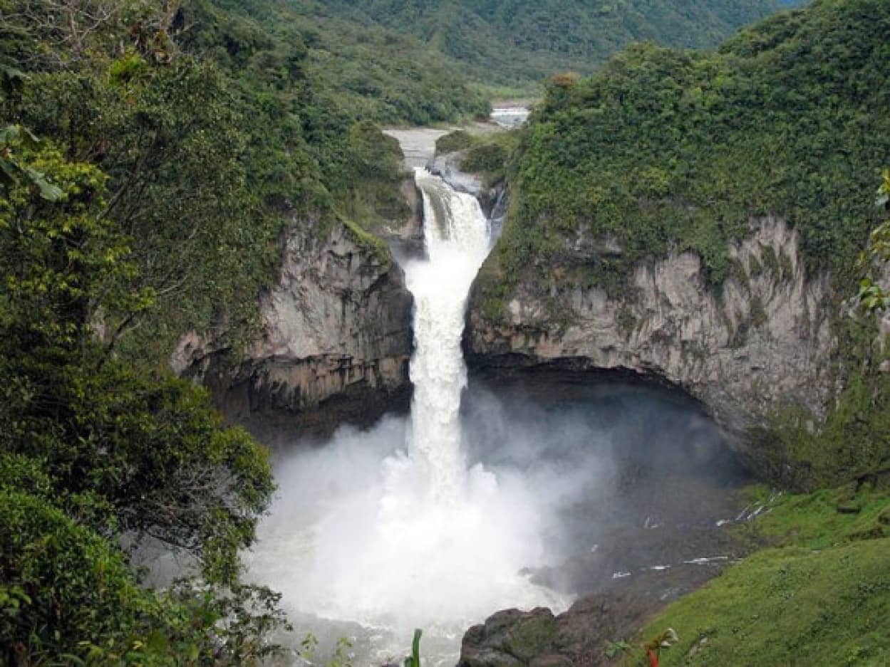エクアドルのサンラファエル滝